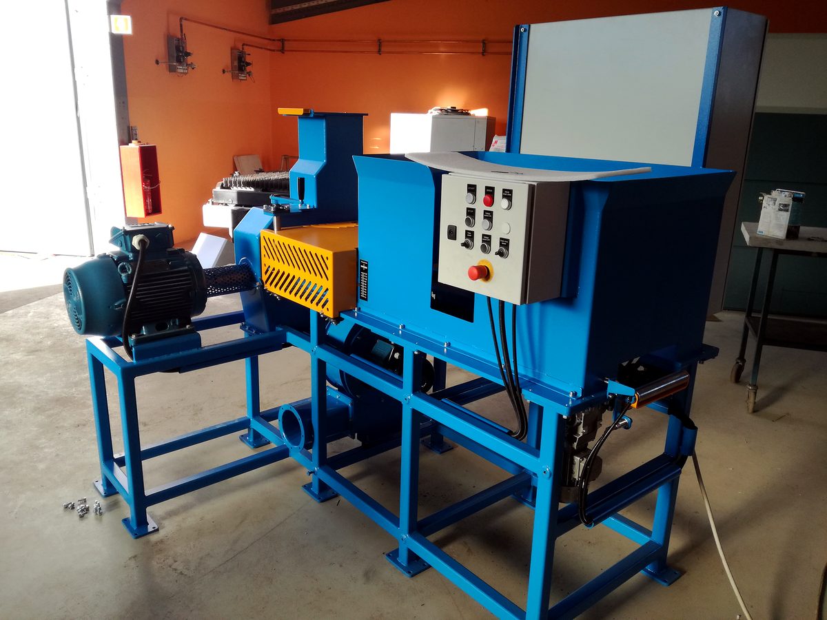 Elektro obnova industrijskega stroja v delavnici