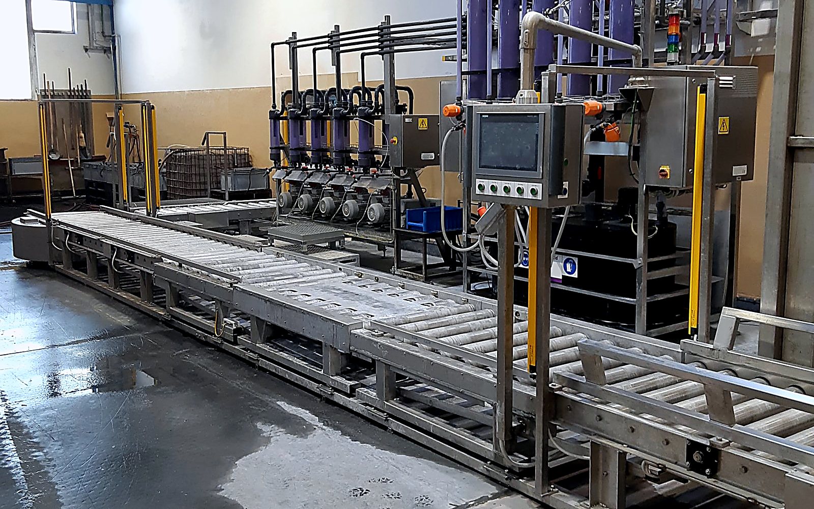 Proizvodna linija s transportnimi rolerji, krmilnim HMI zaslonom in filtrskim sistemom