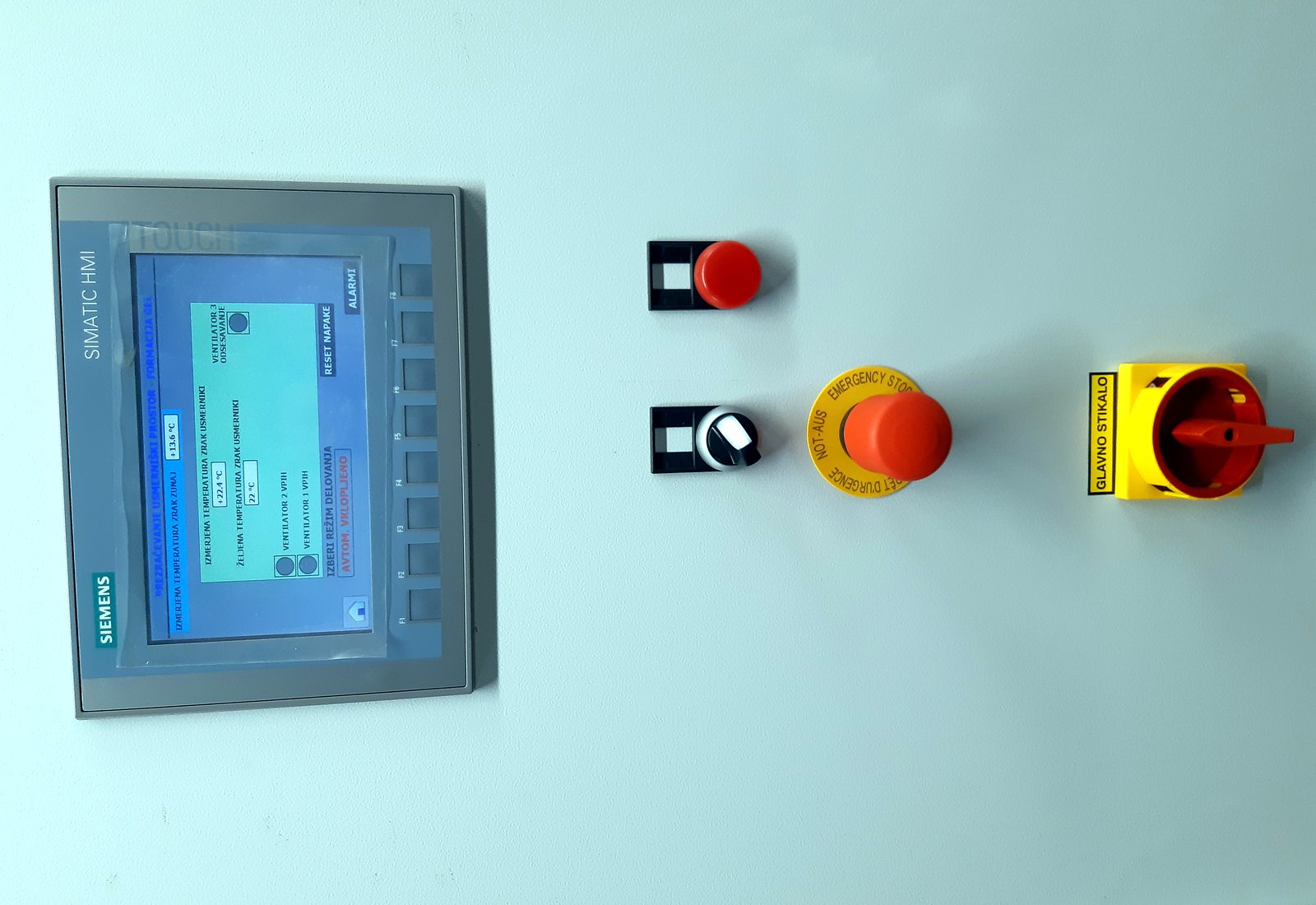 HMI krmilni panel avtomatiziranega industrijskega sistema