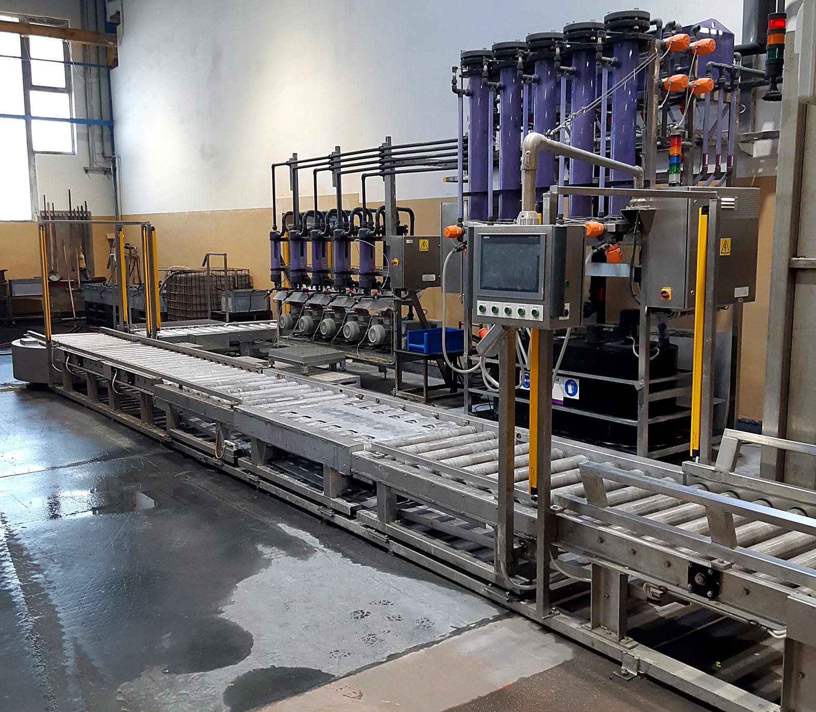 Proizvodna linija s transportnimi rolerji, HMI zaslonom in filtrskim sistemom
