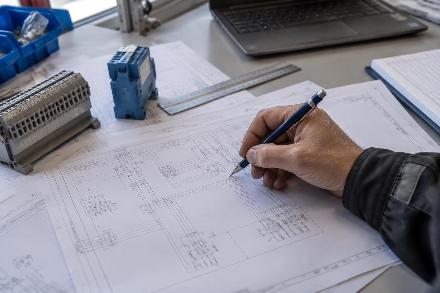 Priprava elektro načrtov in izbor krmilnih komponent